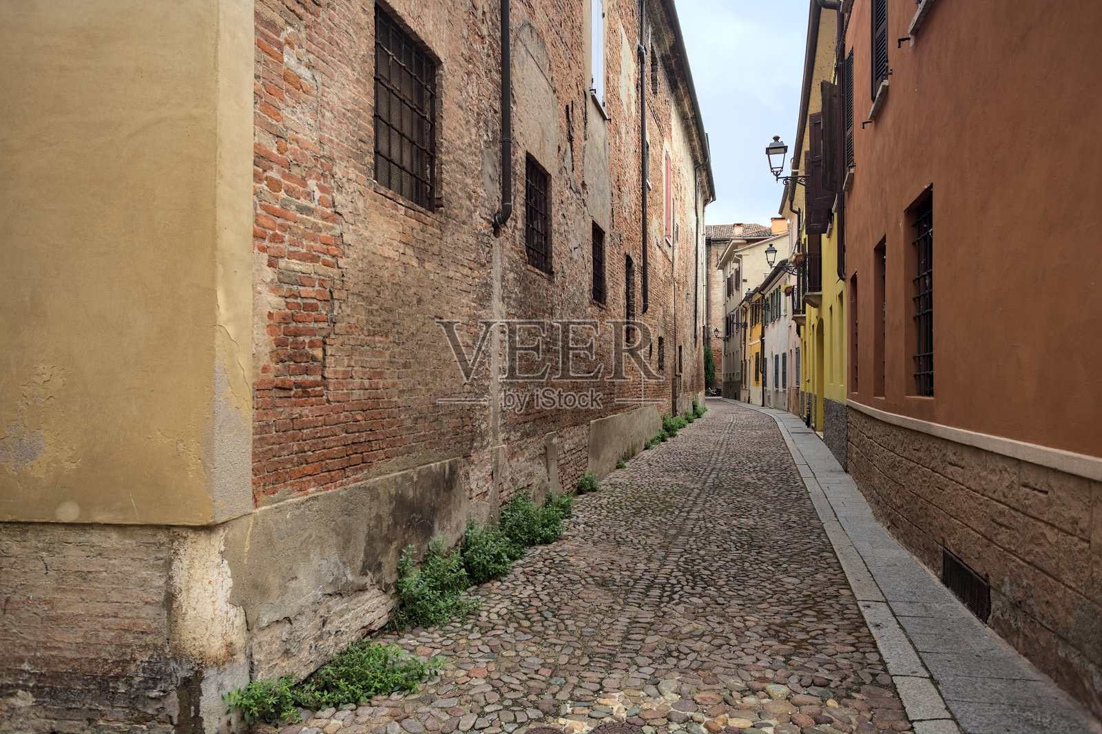 小镇中的狭窄鹅卵石小巷照片摄影图片