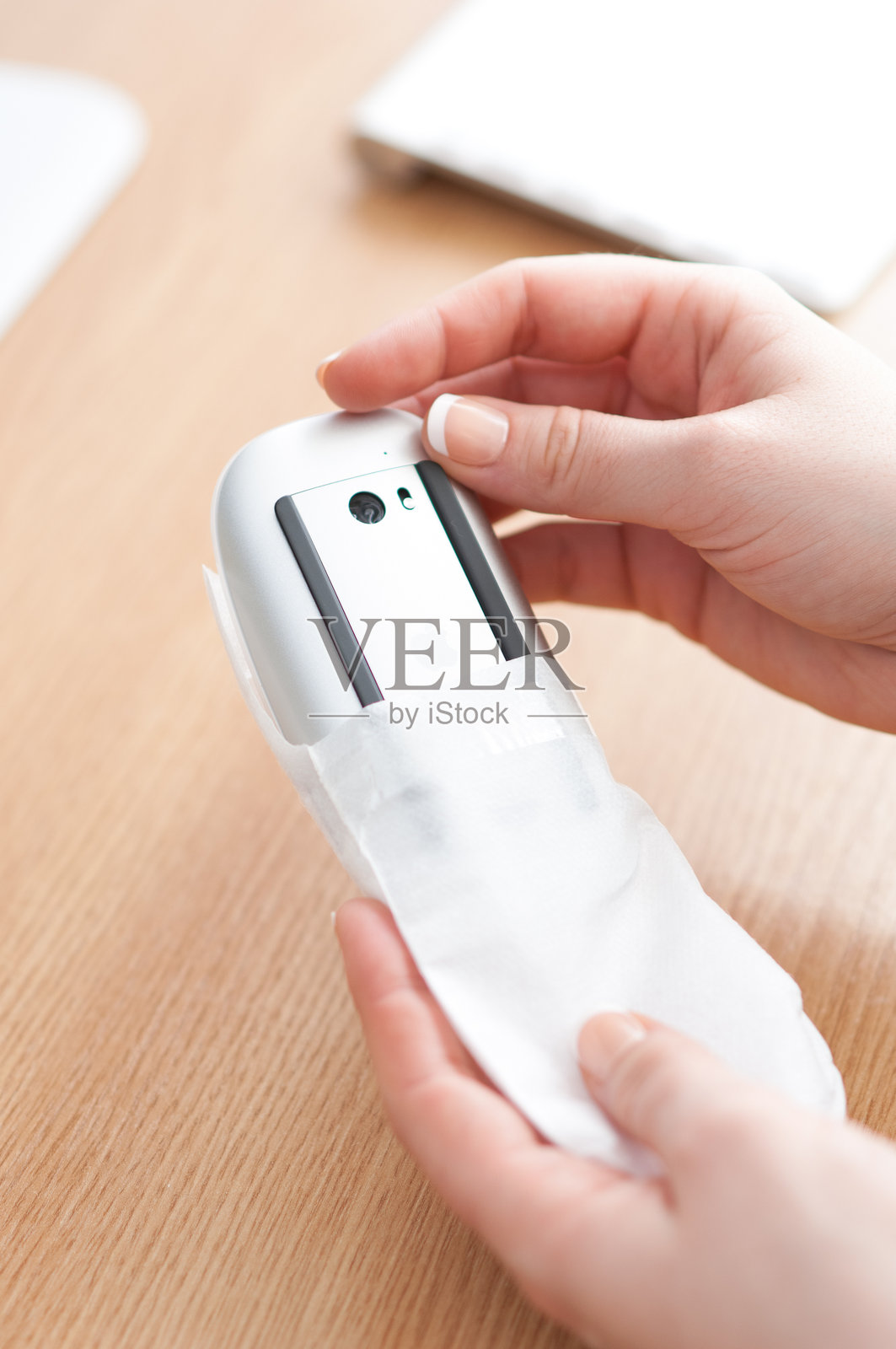 女人正在拆包新的苹果魔术鼠标照片摄影图片