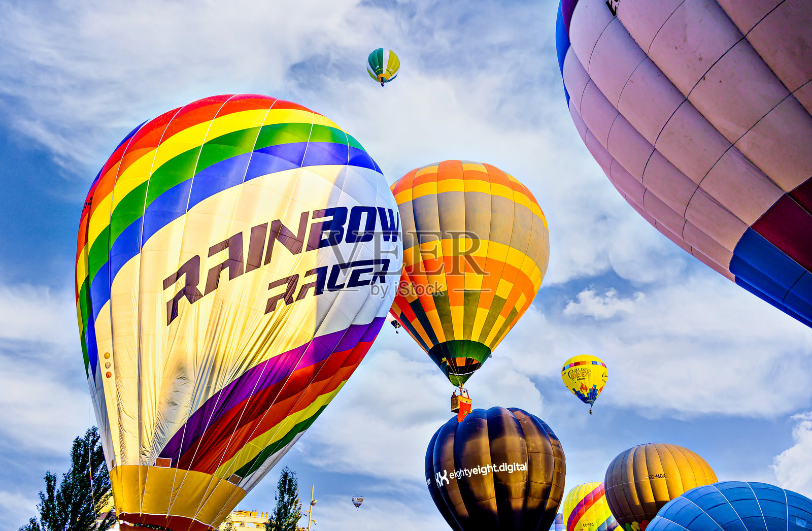 热气球集中，2024年欧洲节日照片摄影图片