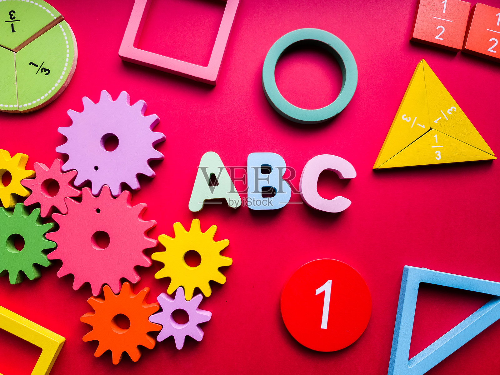 充满活力的教室环境中，吸引人的数学和分数工具用于返校学习活动照片摄影图片