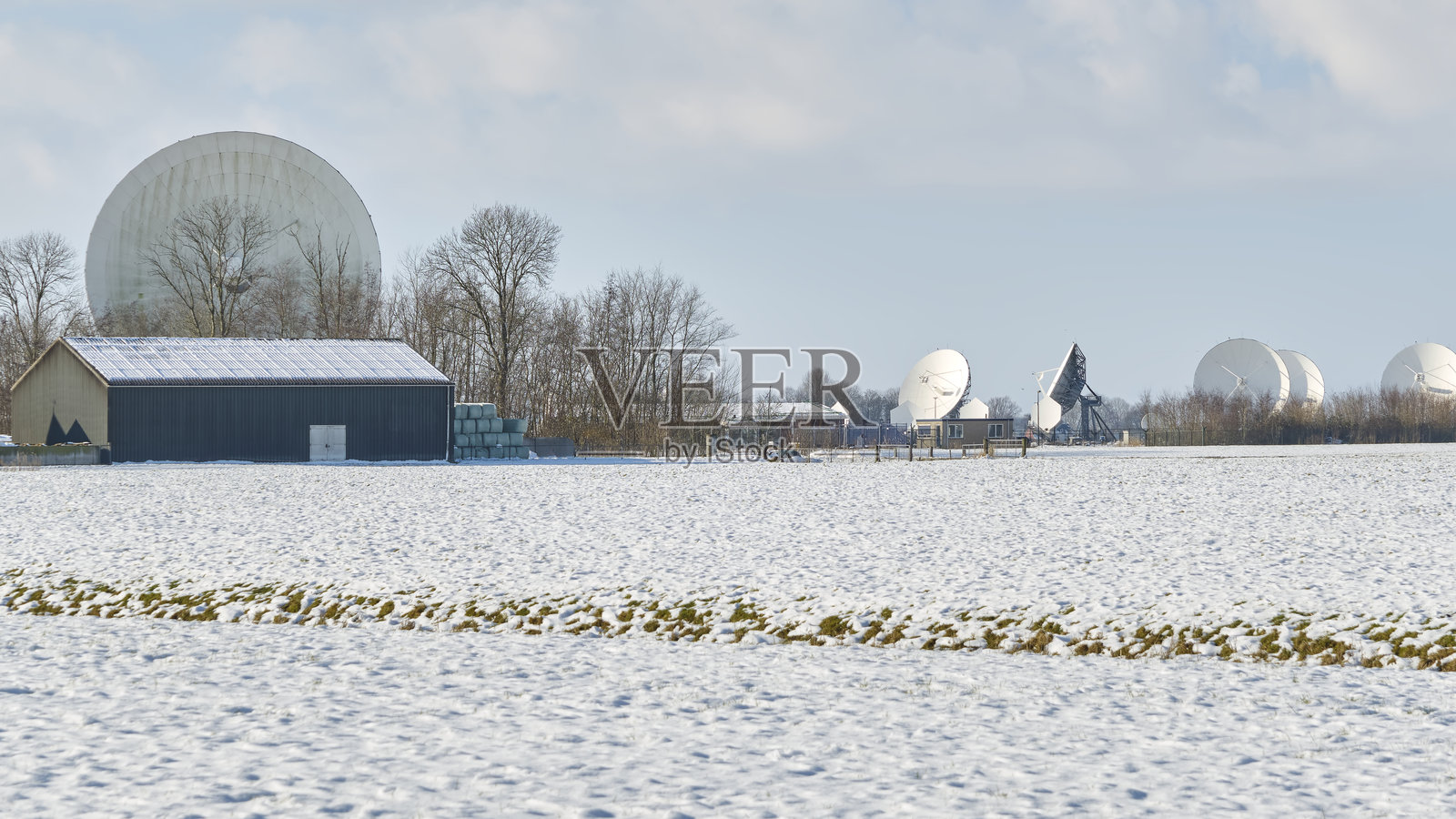 冬季荷兰弗里斯兰省布鲁姆的碟形接收器照片摄影图片