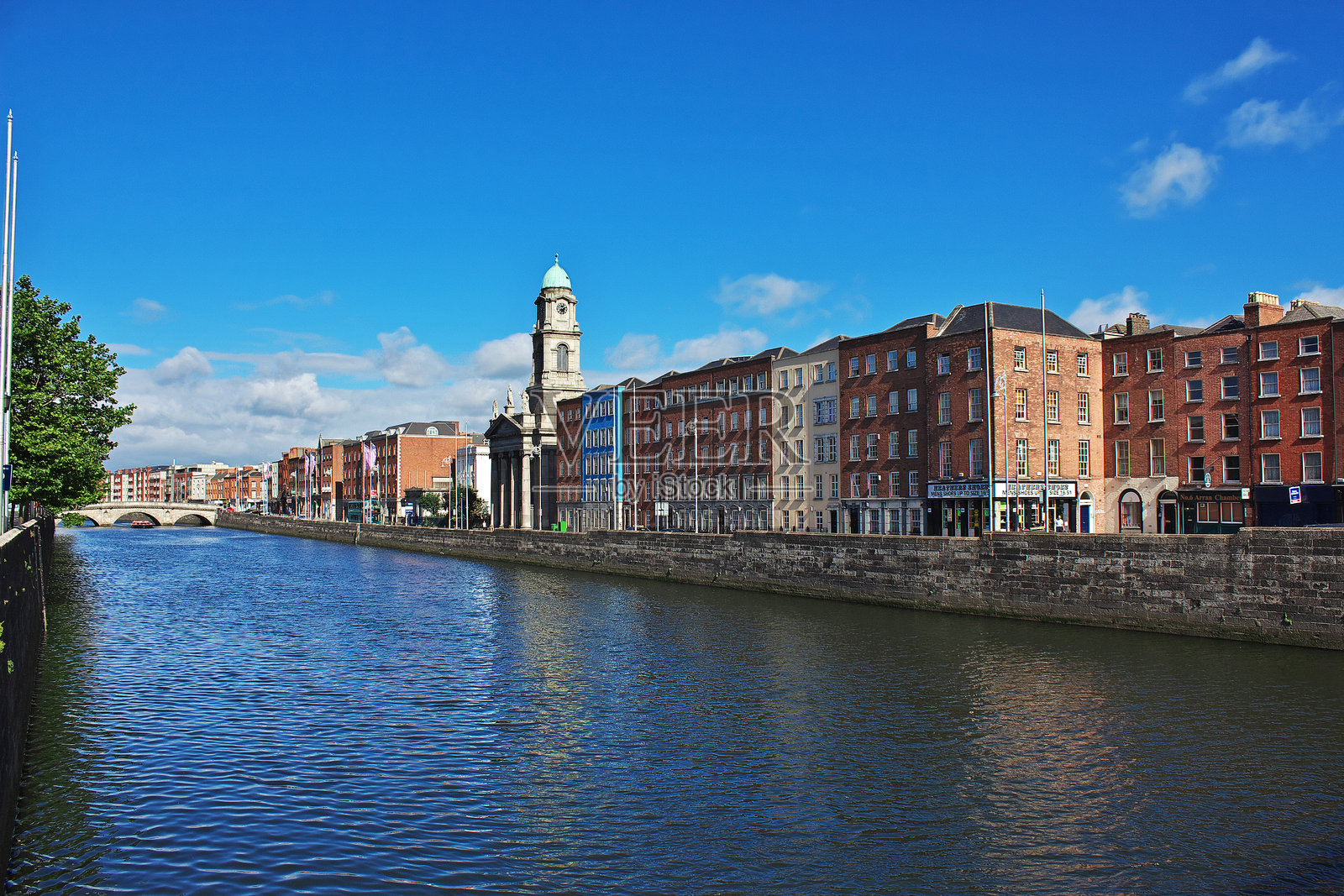 都柏林市中心的河滨照片摄影图片