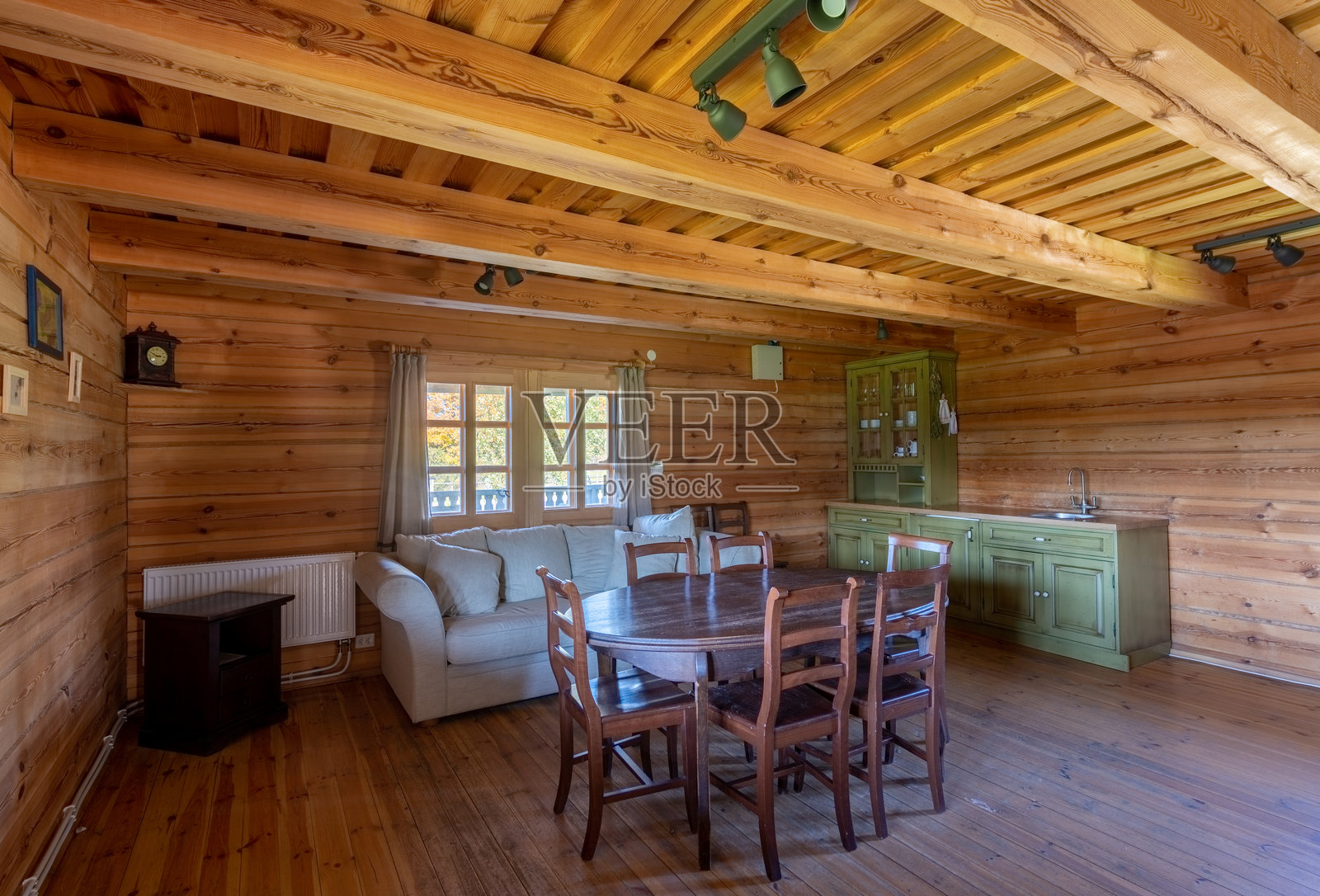 舒适的木质室内，带有餐饮和休息区的乡村木屋照片摄影图片