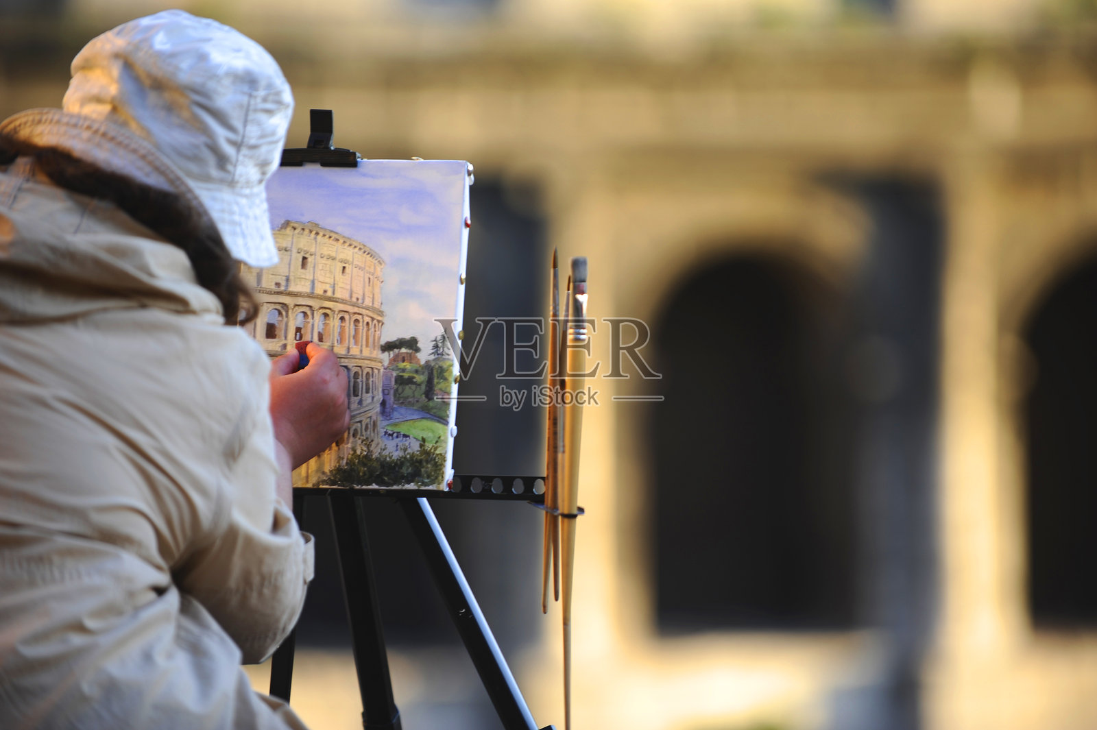 游客在拍摄斗兽场照片摄影图片