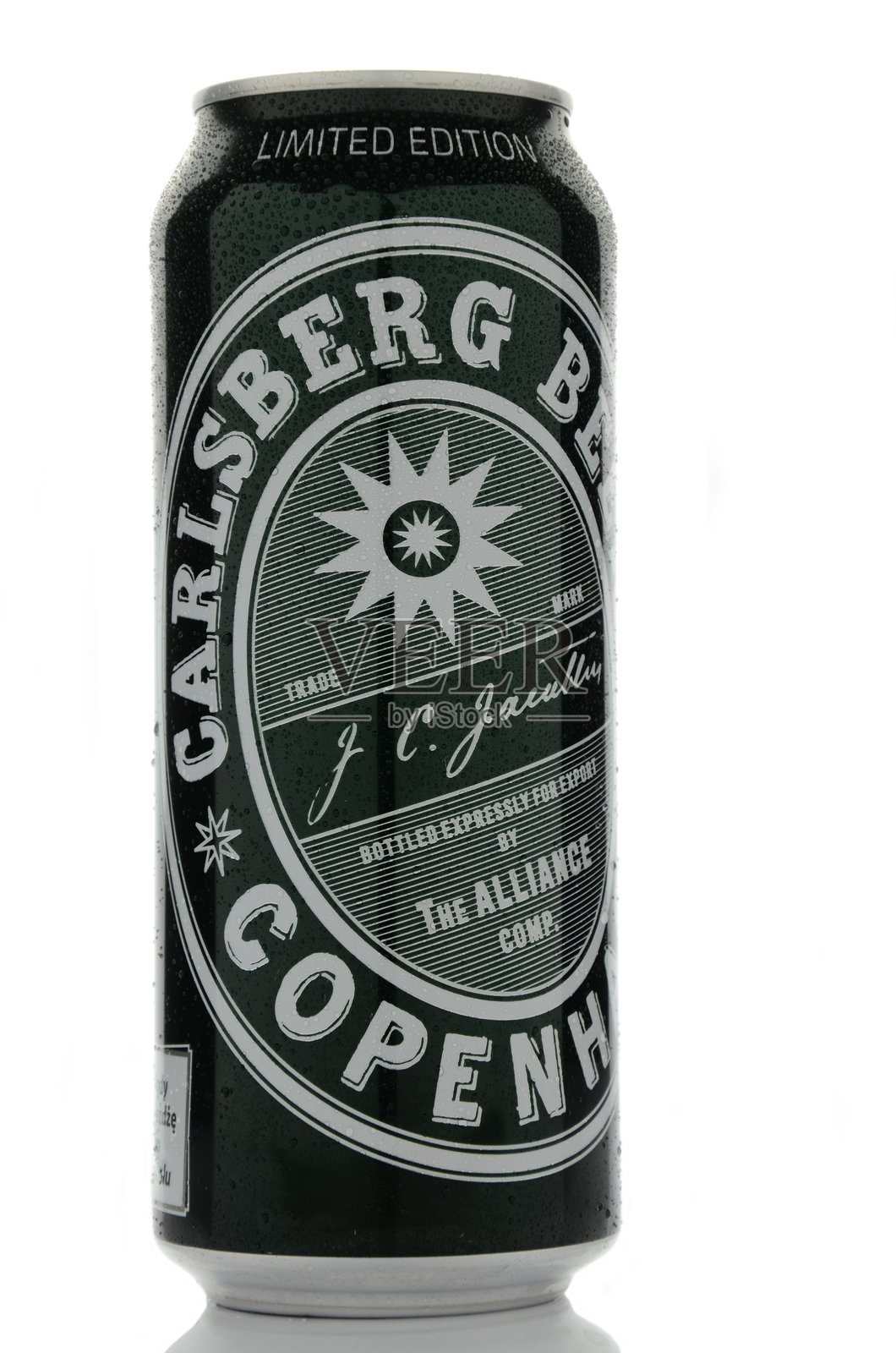 卡尔斯堡啤酒，背景为白色。照片摄影图片