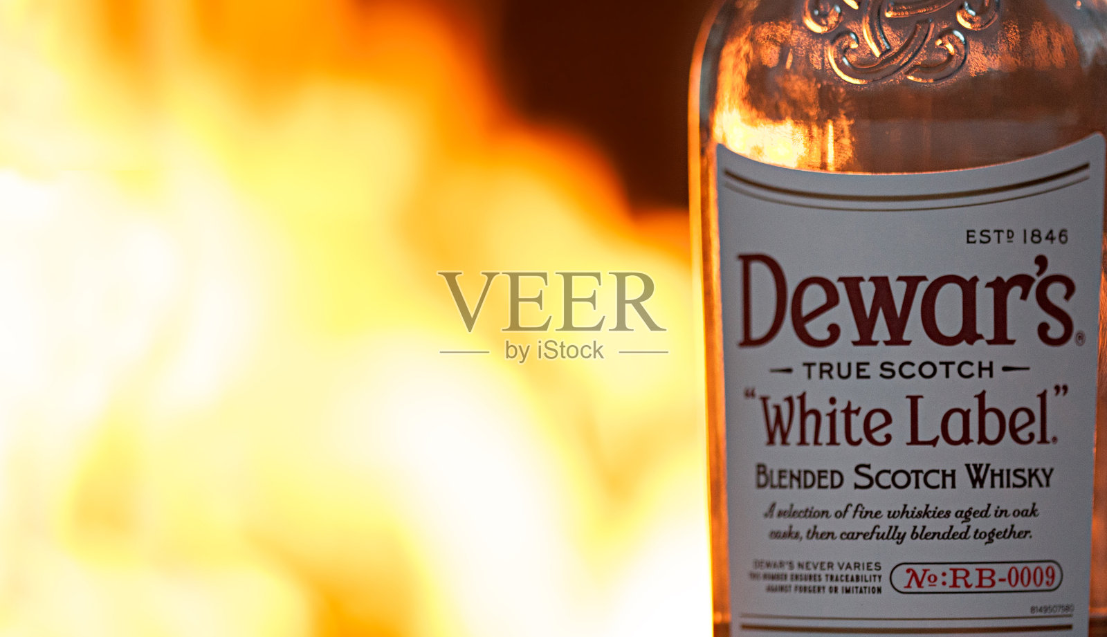 德瓦斯白标威士忌瓶照片摄影图片