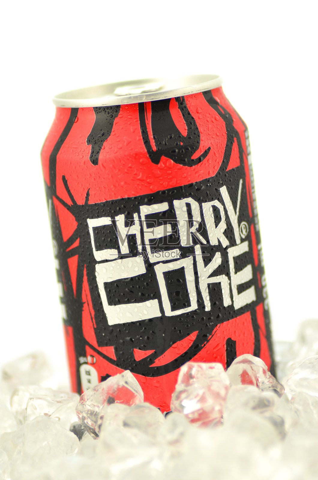 冰镇樱桃可乐罐，背景为白色照片摄影图片