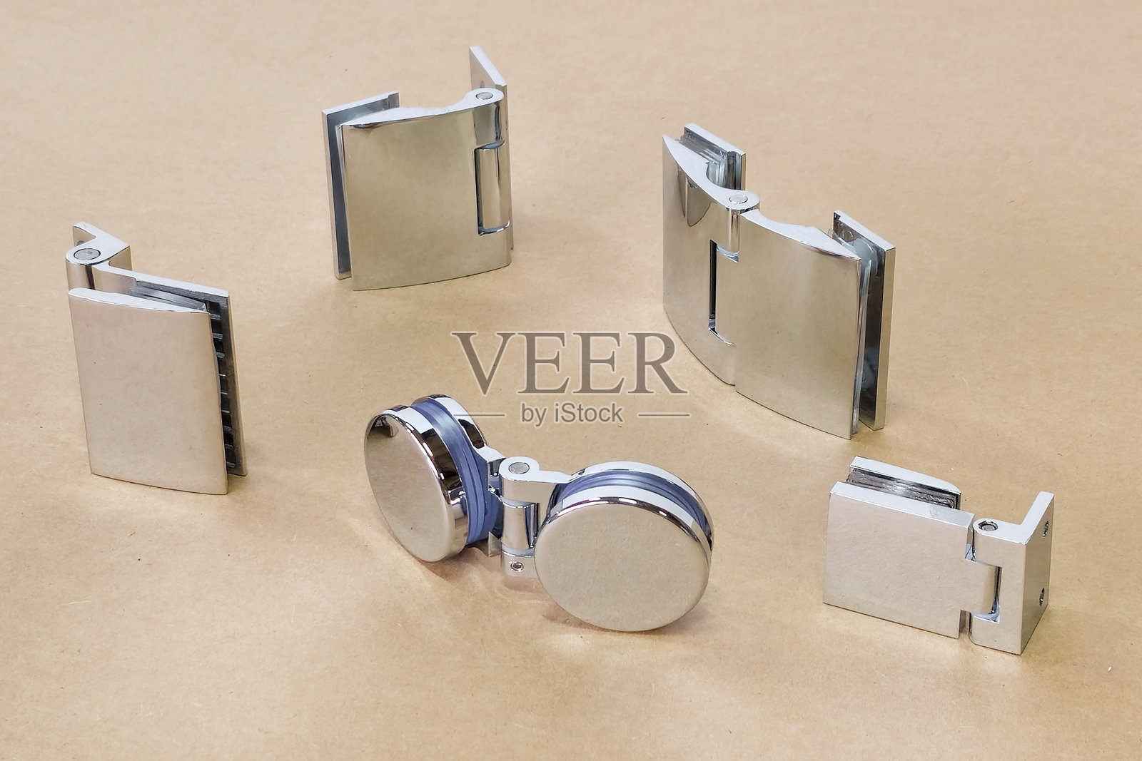 各种铬合金玻璃铰链被摆放在一起照片摄影图片