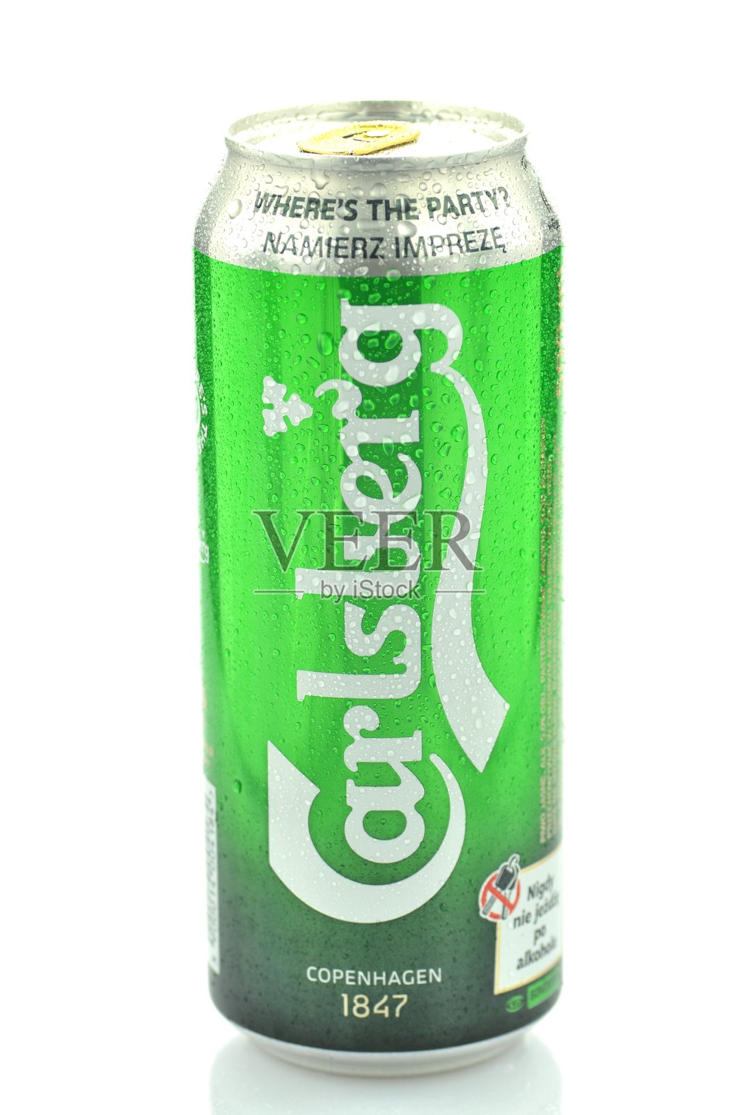 卡尔斯堡啤酒，背景为白色。照片摄影图片