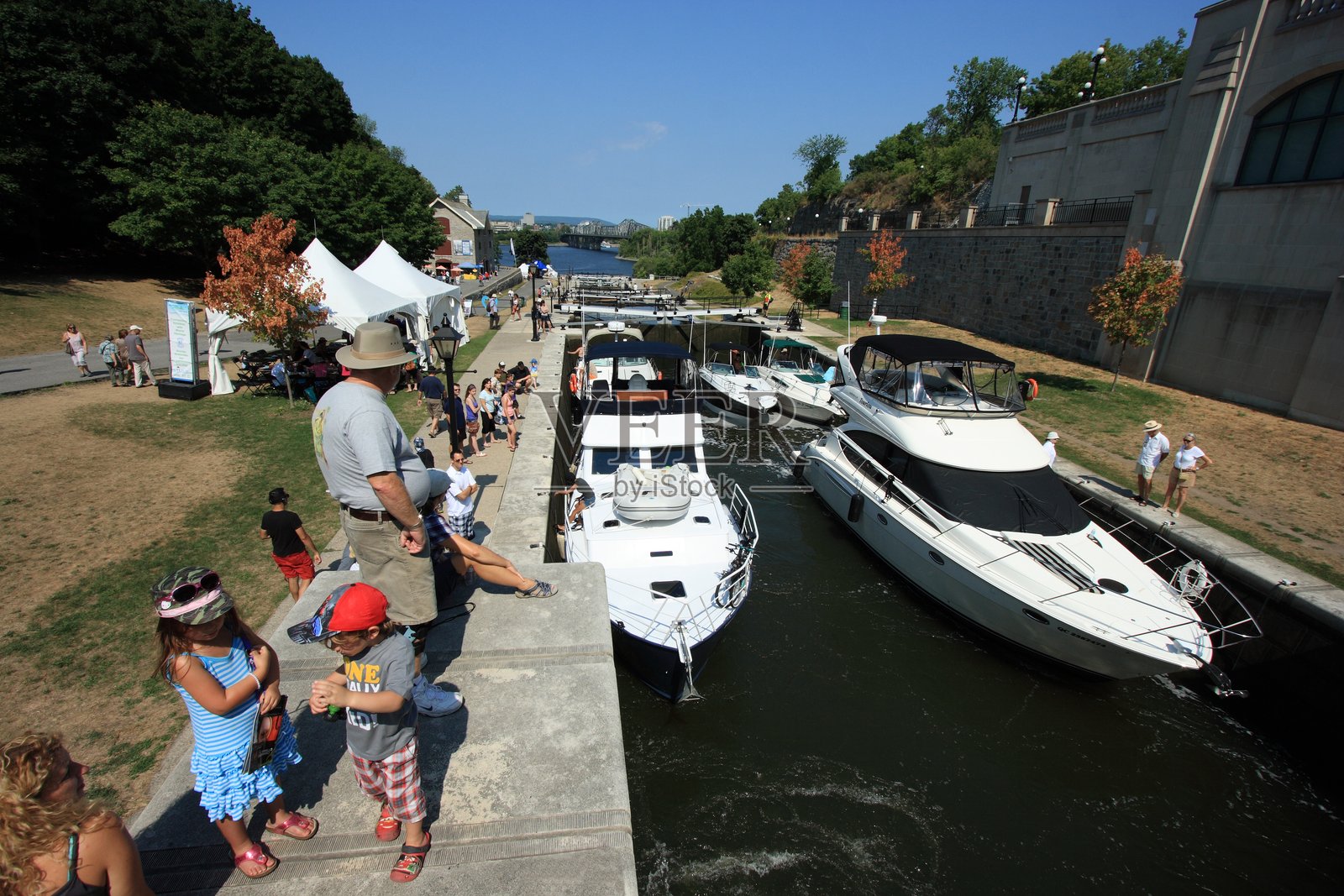 渥太华水闸中的船只照片摄影图片