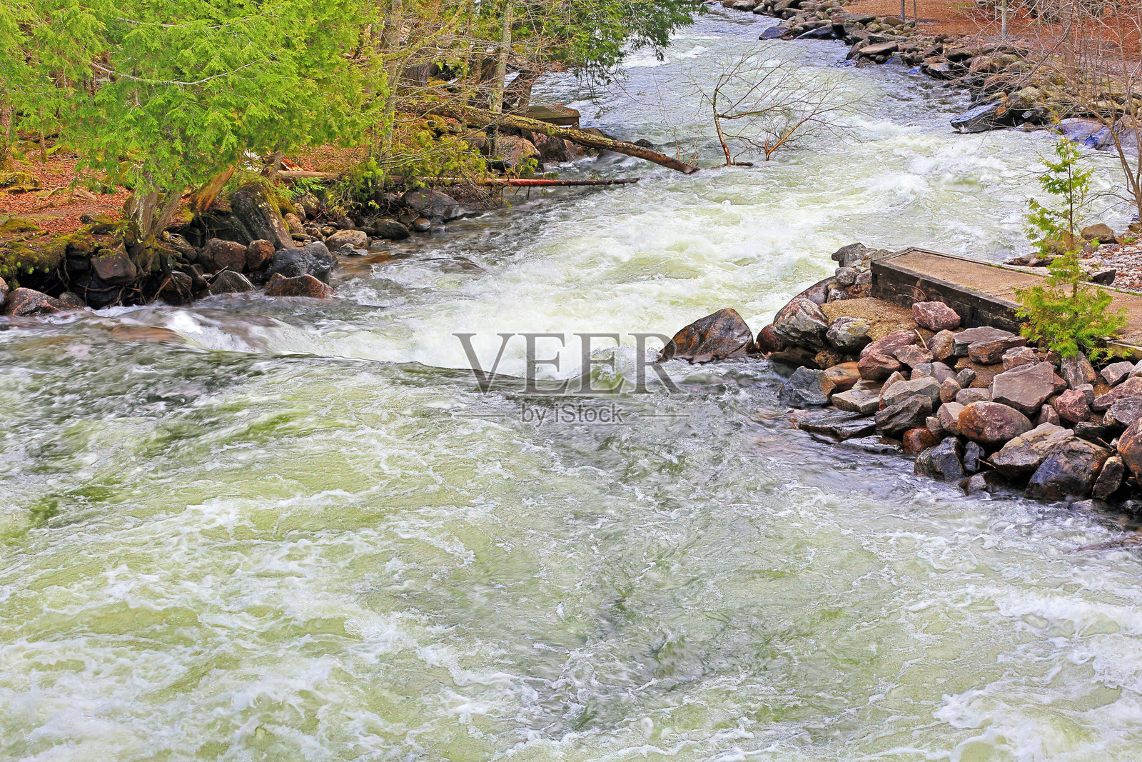 在白浪滔滔的急流上俯瞰河流照片摄影图片