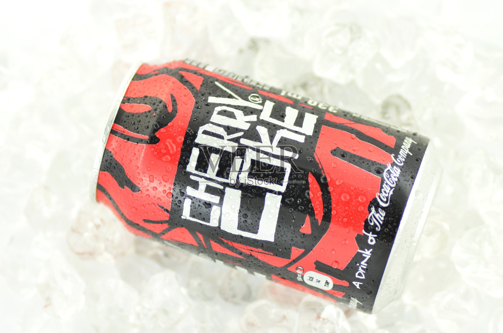 冰镇樱桃可乐罐,背景为白色。照片摄影图片