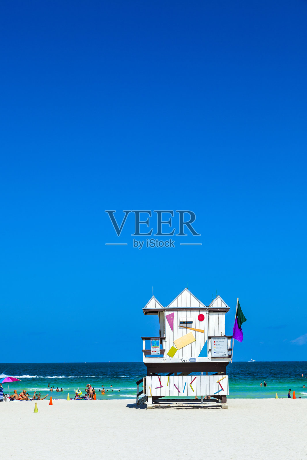 迈阿密海滩上的人们,木制救生亭照片摄影图片