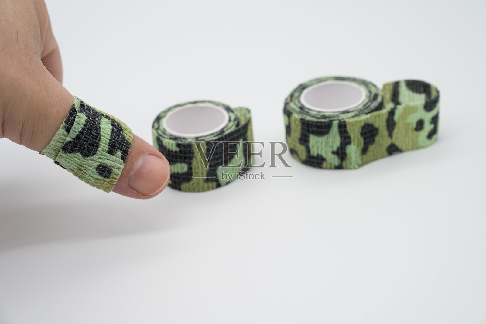 绿色弹性自粘绷带，适用于腿部、手指、脚踝和手臂照片摄影图片
