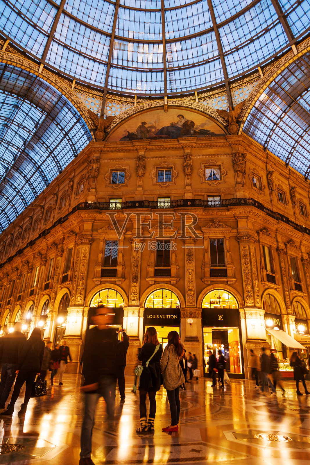 米兰维托里奥·埃马努埃莱二世购物中心内部照片摄影图片