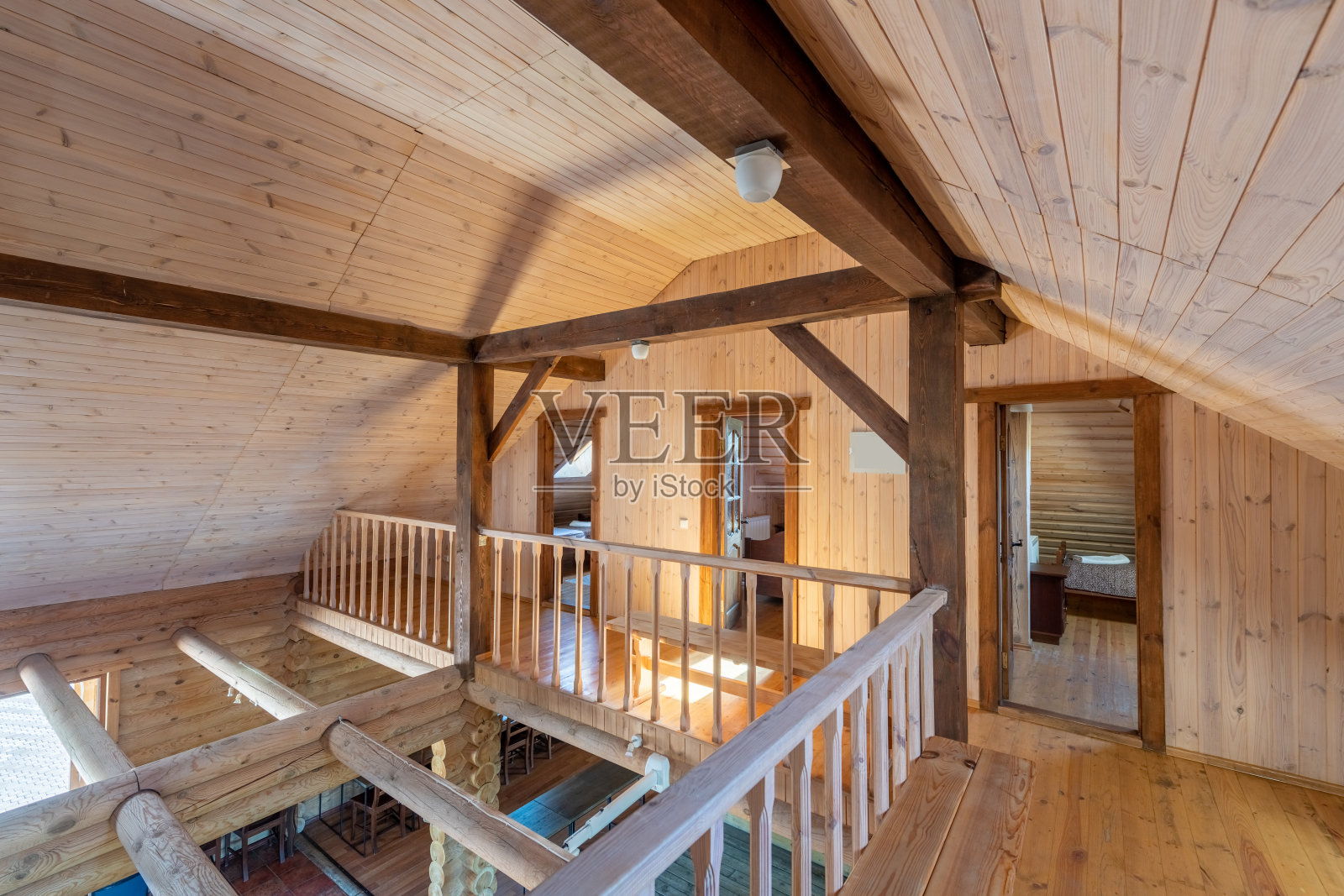 乡村风格的木质阁楼，配有自然光和舒适的室内设计照片摄影图片