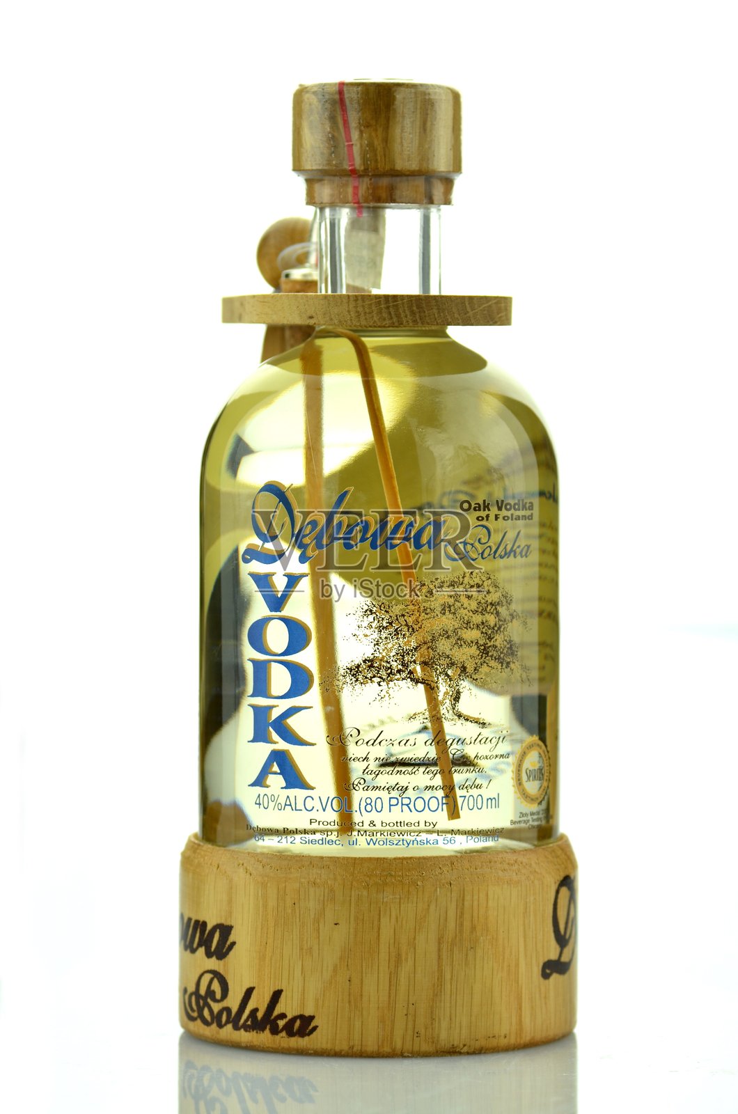 带木把手的Debowa伏特加酒,孤立在白色背景上照片摄影图片