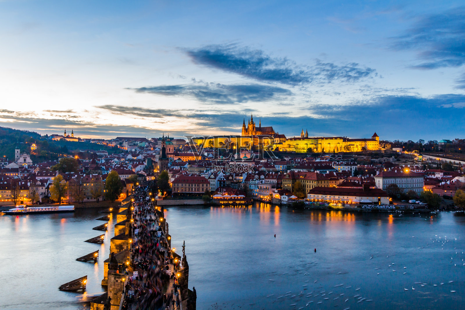 捷克共和国布拉格 - 2015年11月11日：查尔斯桥照片摄影图片