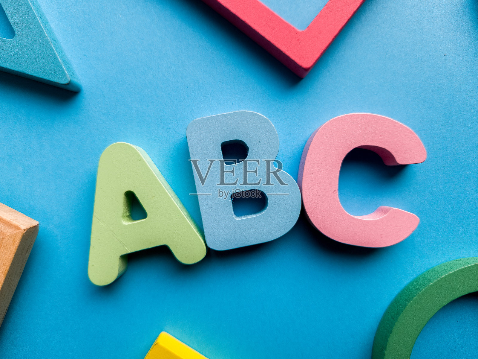 有趣且引人入胜的学习工具，用于在多彩的课堂环境中教授分数和数学。照片摄影图片