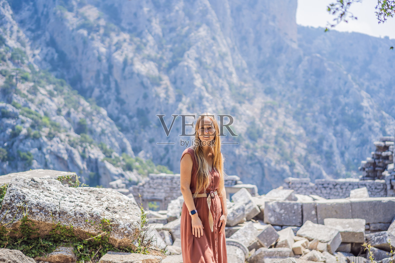 女游客探索土耳其特尔梅索斯古城的壮观古剧场，走遍各地照片摄影图片