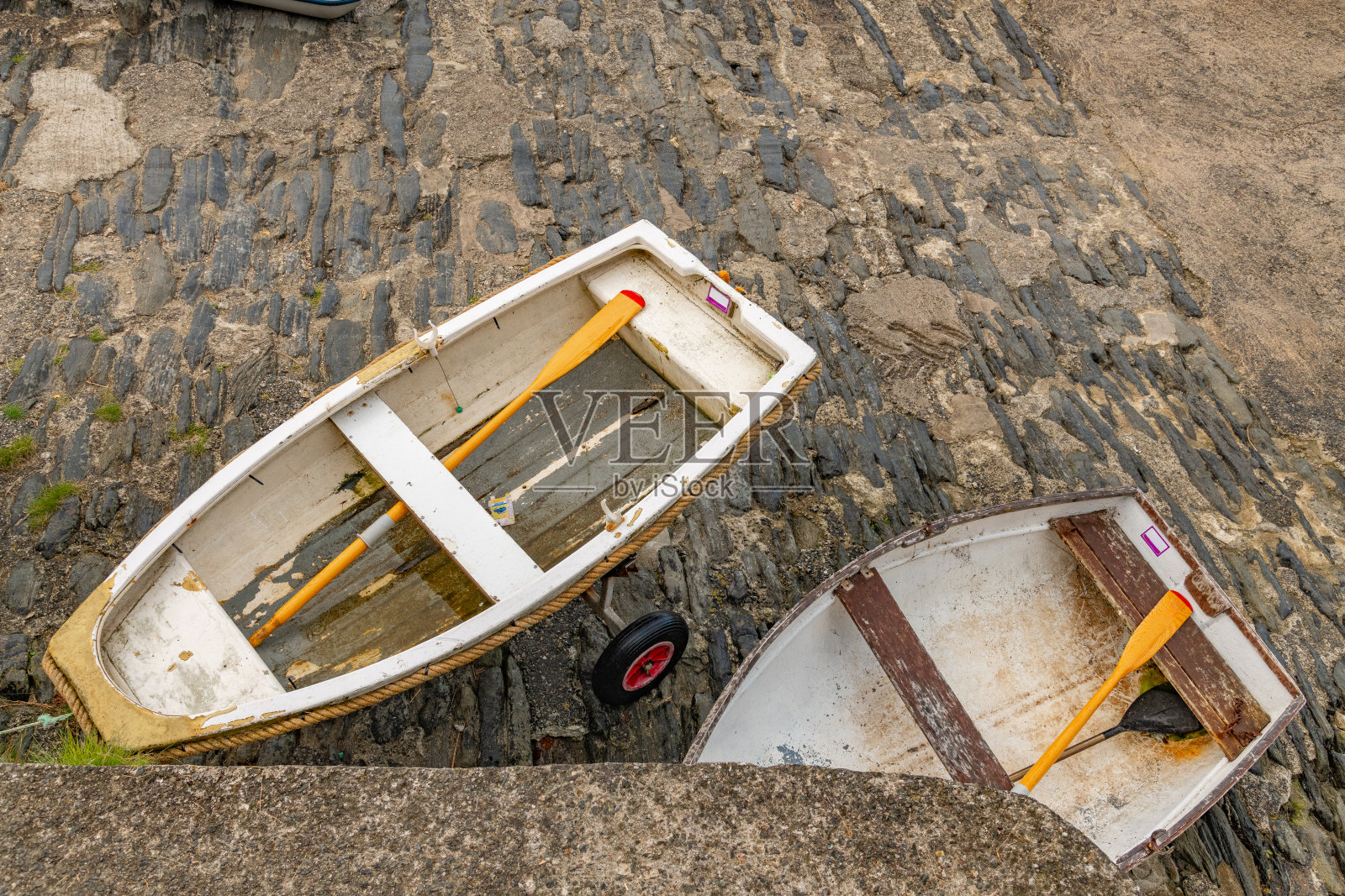 小型彩色船只漂浮在水面上或在退潮时的沙滩上照片摄影图片