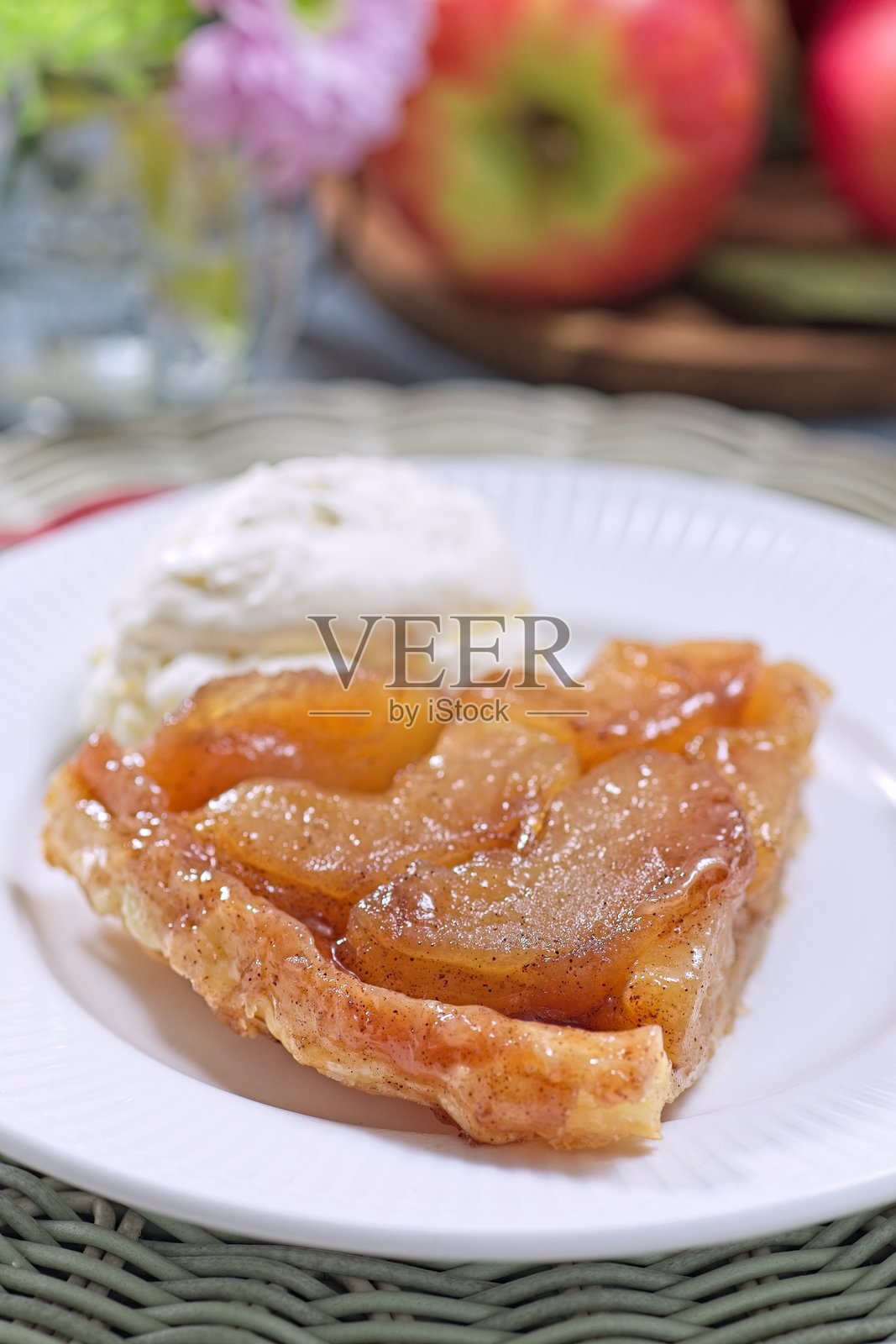 苹果塔丁配上奶油球，法式倒置蛋糕，垂直特写照片摄影图片