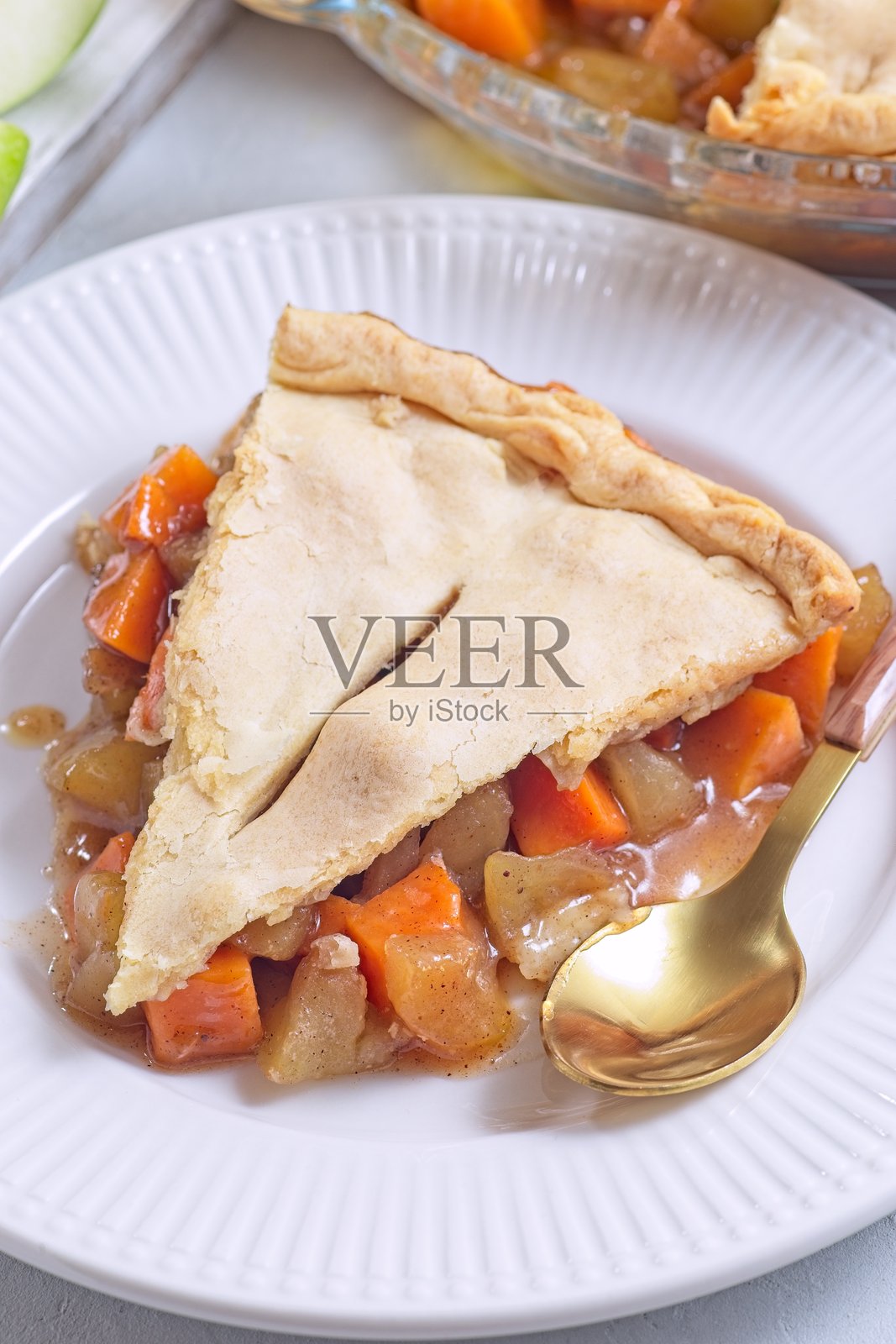 自制苹果和红薯饼，展示馅料成分，垂直特写照片摄影图片