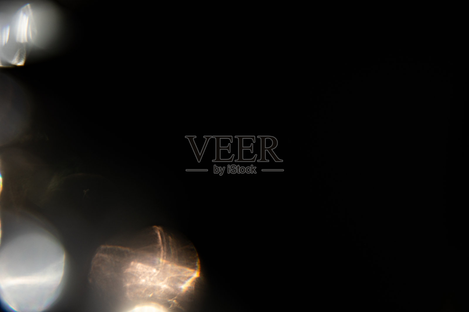 五彩斑斓的彩虹水晶光晕在黑色背景上照片摄影图片