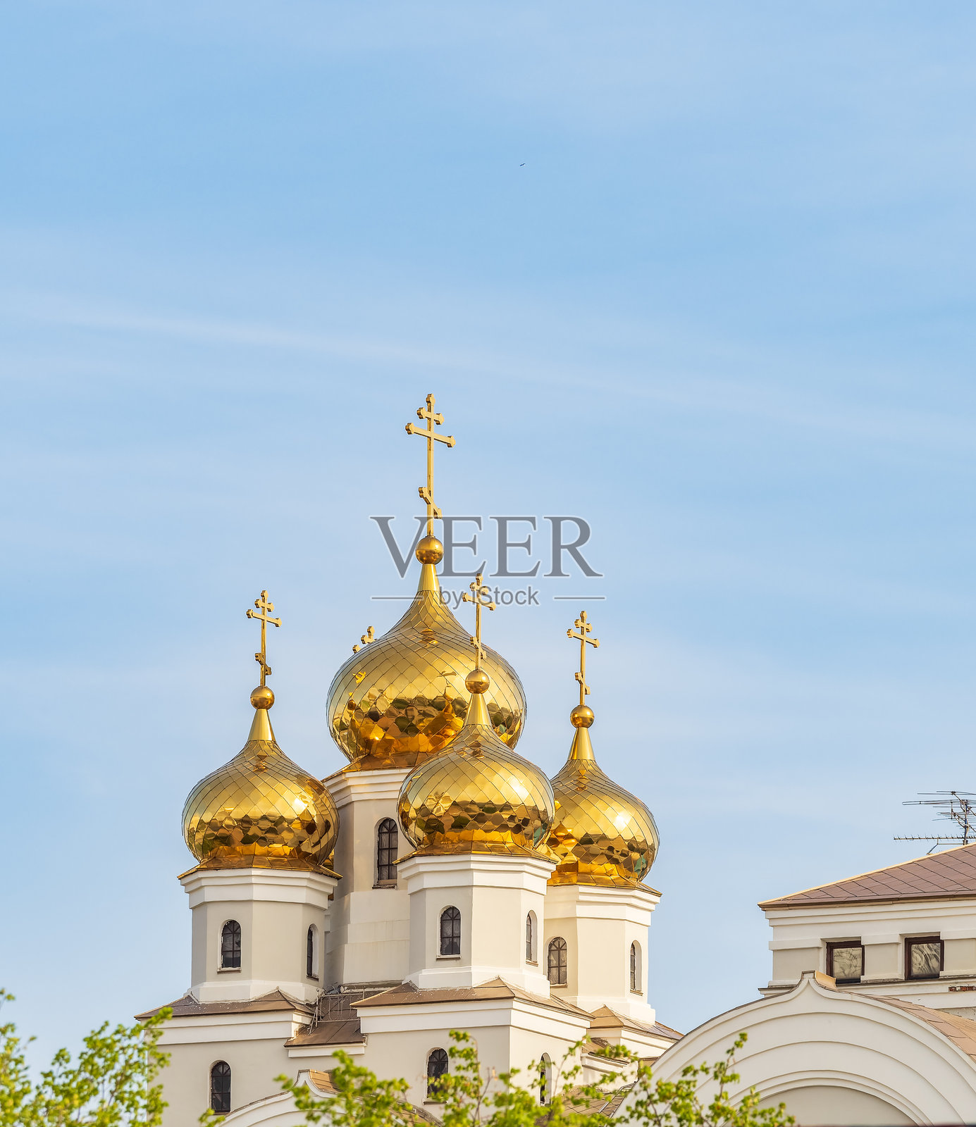 日落光辉下的基督教教堂金色圆顶。照片摄影图片