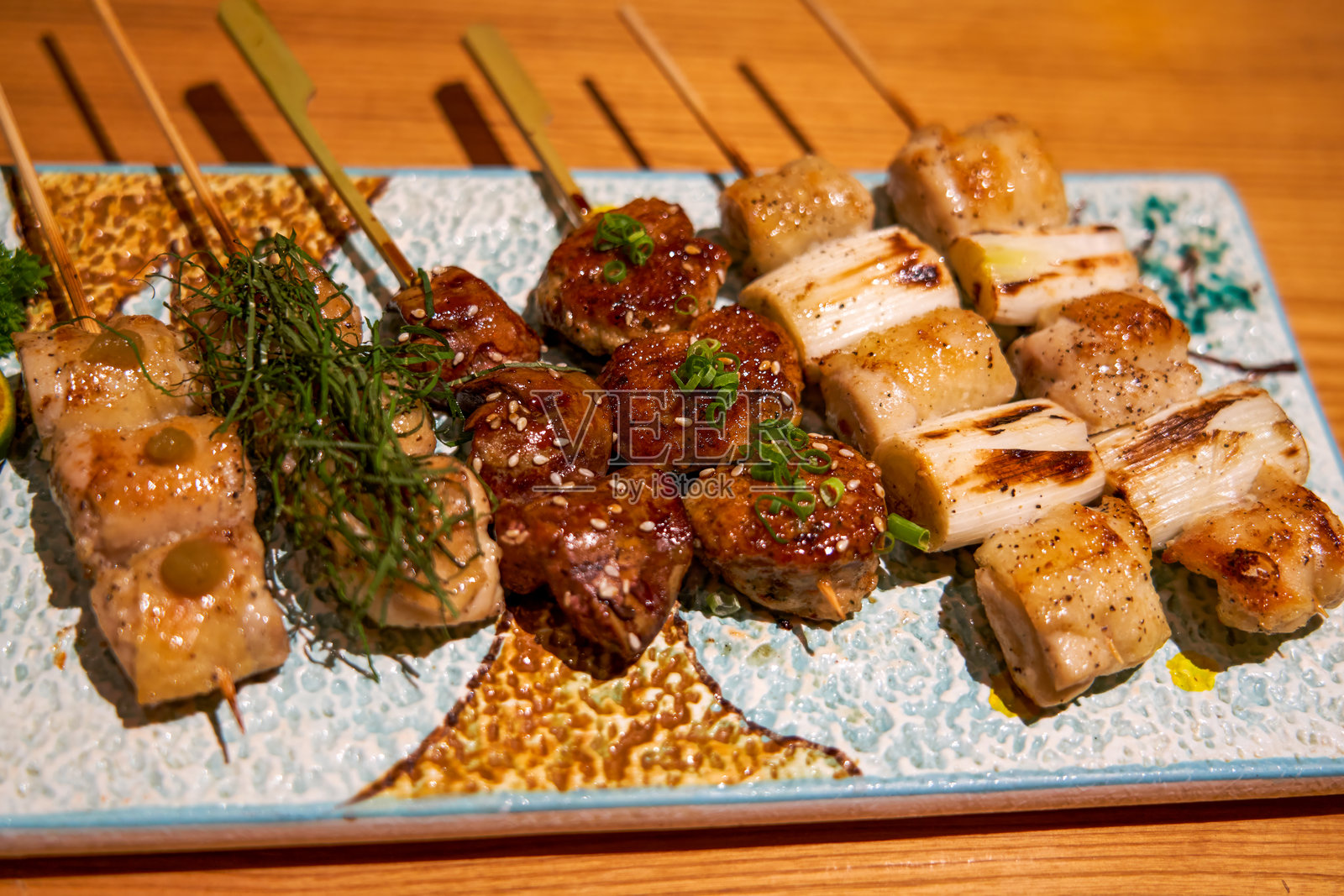 来自日本烧鸟餐厅的美味菜肴，各种烧鸟串。照片摄影图片