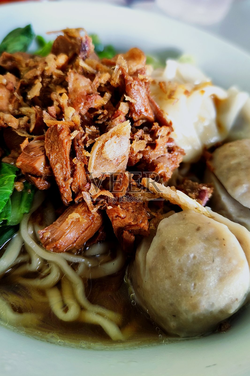 正宗印尼美食：鸡肉丸面照片摄影图片