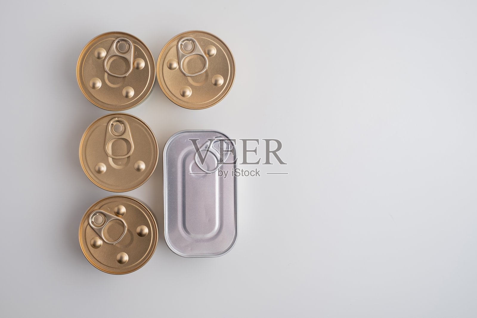 未开封的罐头，里面装有各种腌制食品。快餐概念照片摄影图片