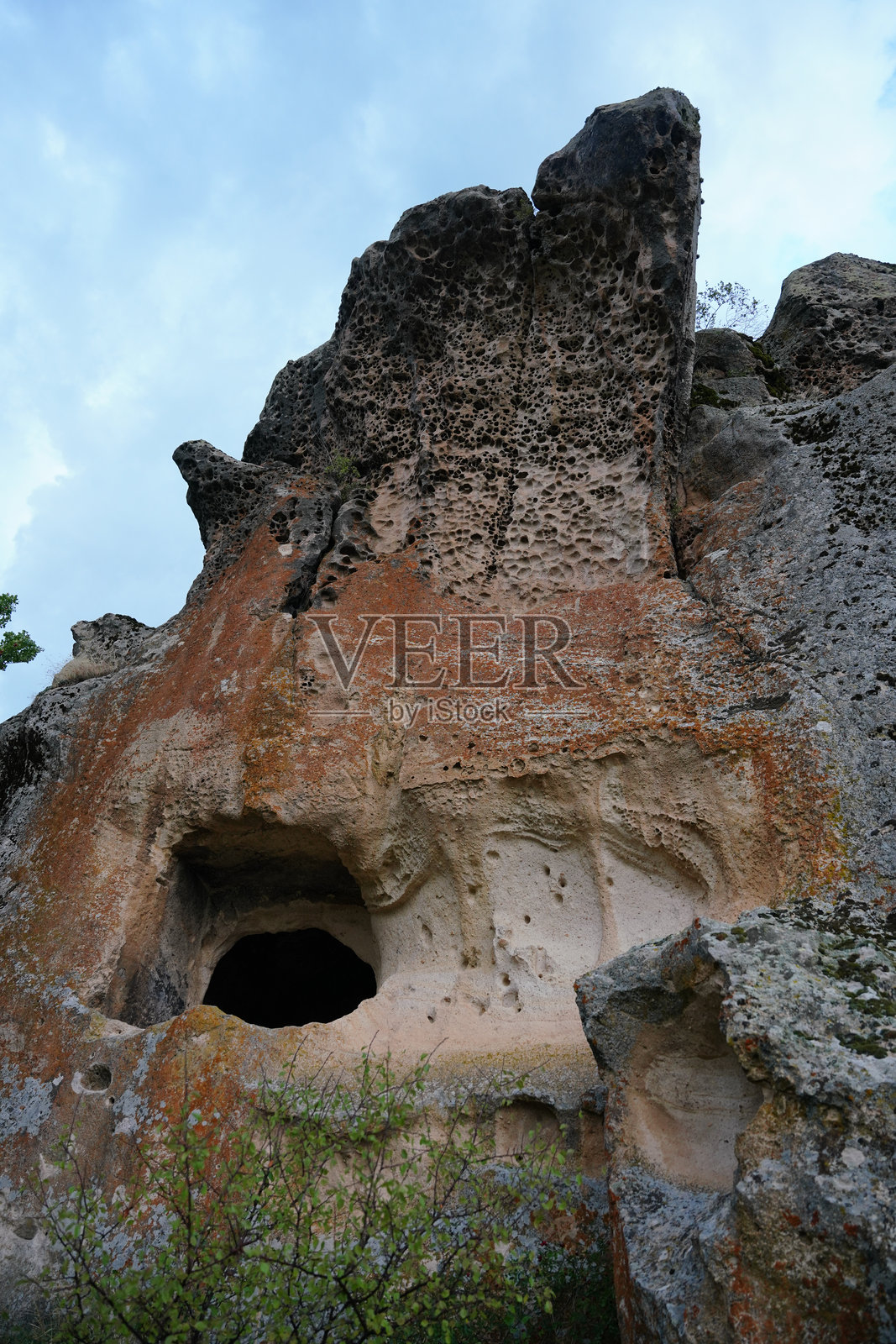 土耳其埃斯基谢希尔弗里吉亚谷的洞穴照片摄影图片