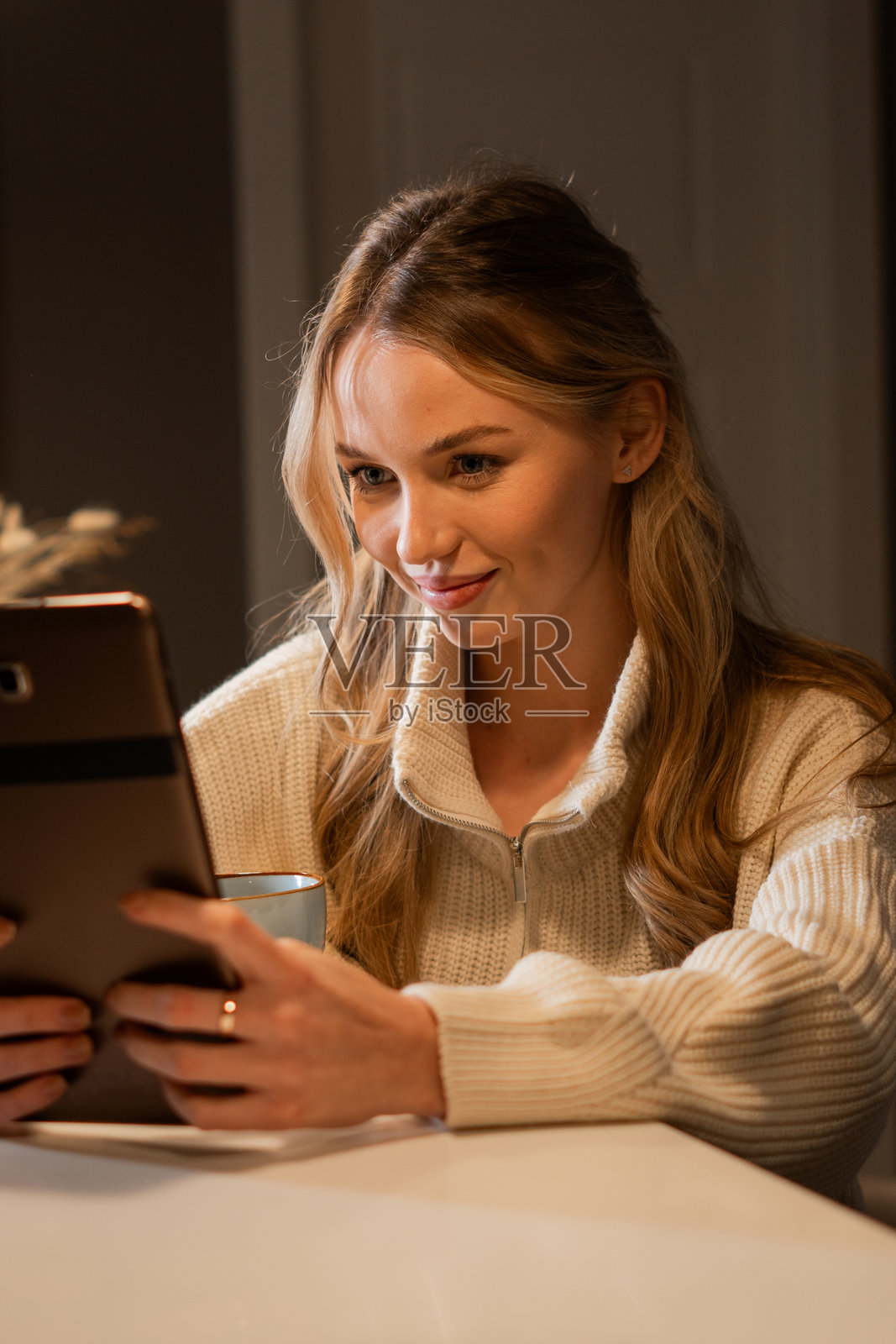 年轻女商人在咖啡馆用平板电脑阅读文件和电子邮件的特写镜头照片摄影图片