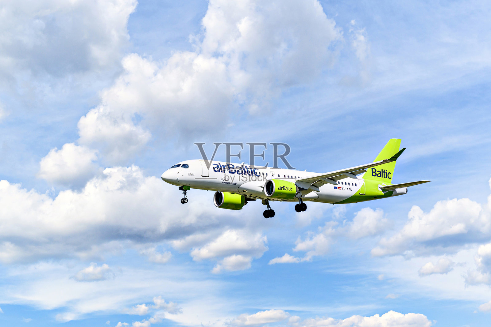 空巴A220在巴塞罗那-埃尔普拉特约瑟夫·塔拉德拉斯机场降落照片摄影图片