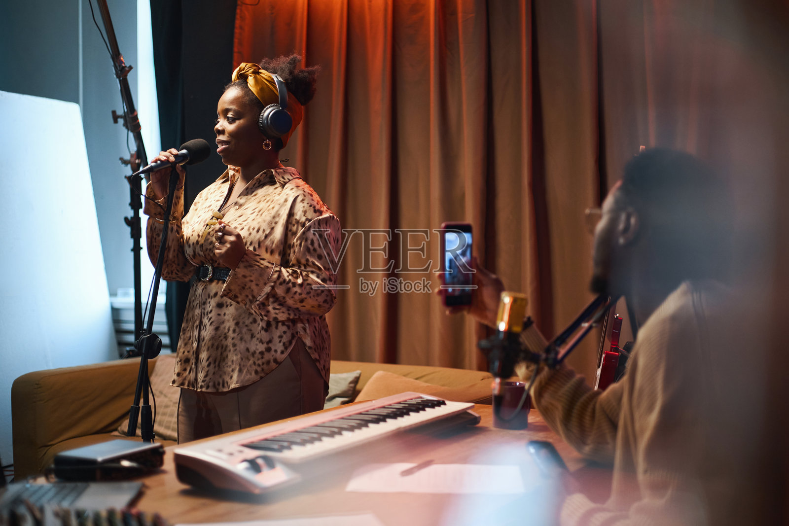 人们在录音室录制歌曲照片摄影图片