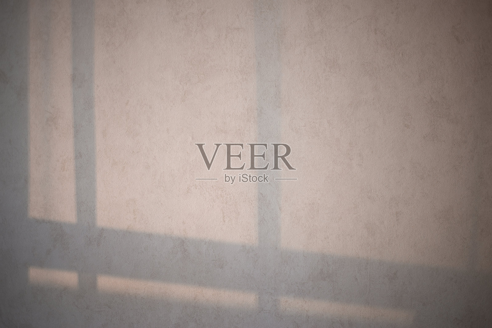 窗户的影子投射在有腻子质感的墙上照片摄影图片