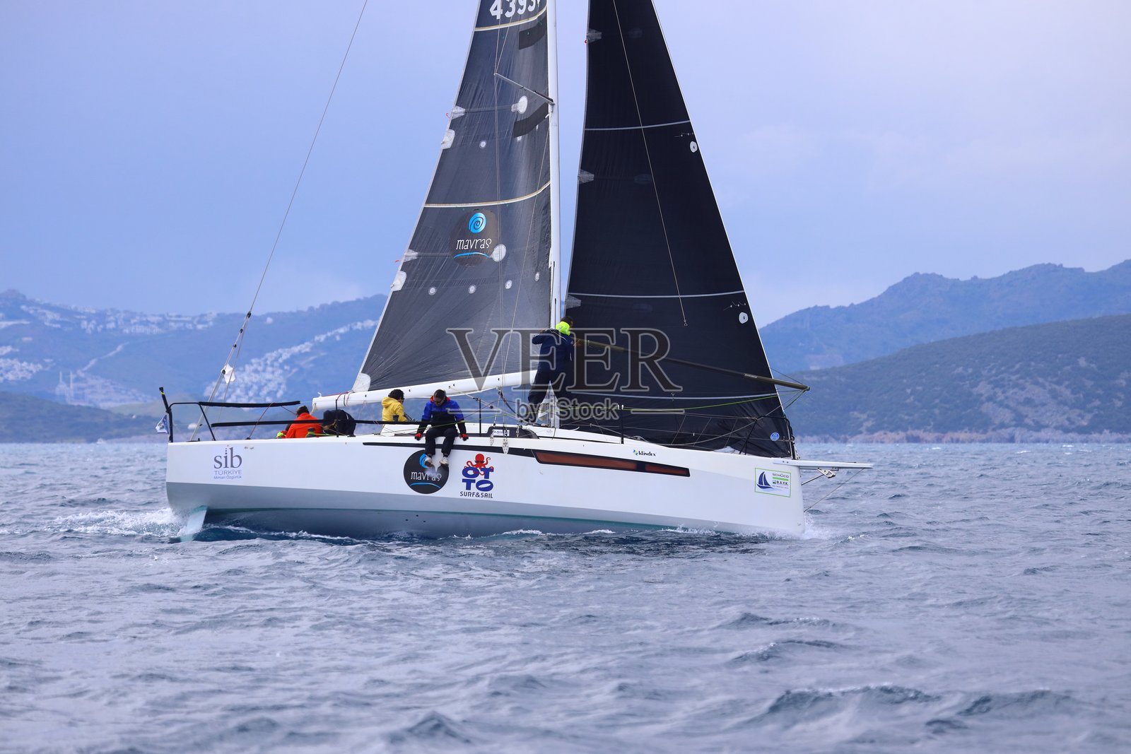 帆船在爱琴海的蓝色海水中迎风航行，地点位于著名的度假胜地博德鲁姆的海岸。照片摄影图片