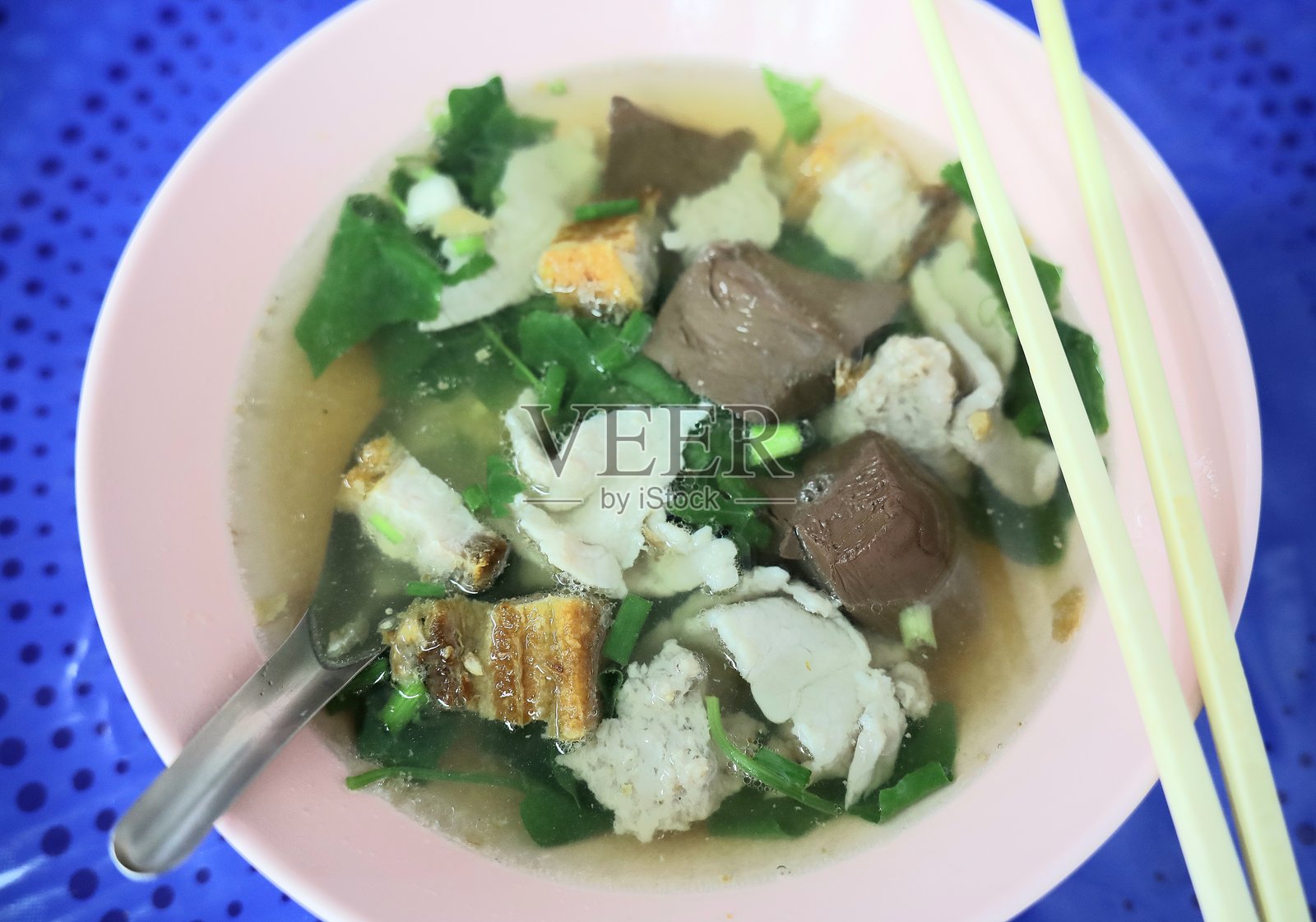 猪肉血肠汤 - 泰国街头美食。照片摄影图片