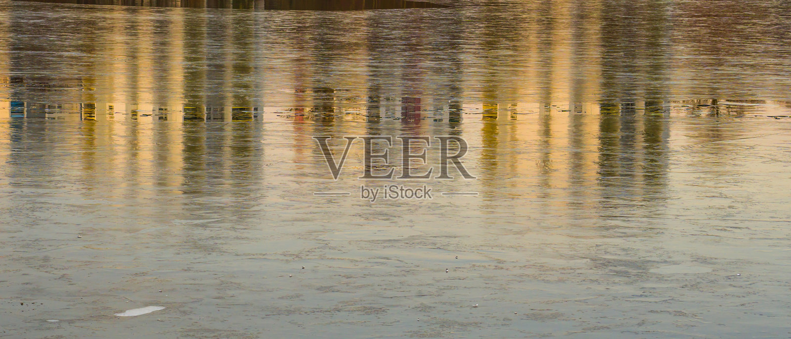 城市建筑在冰面上的彩色倒影照片摄影图片