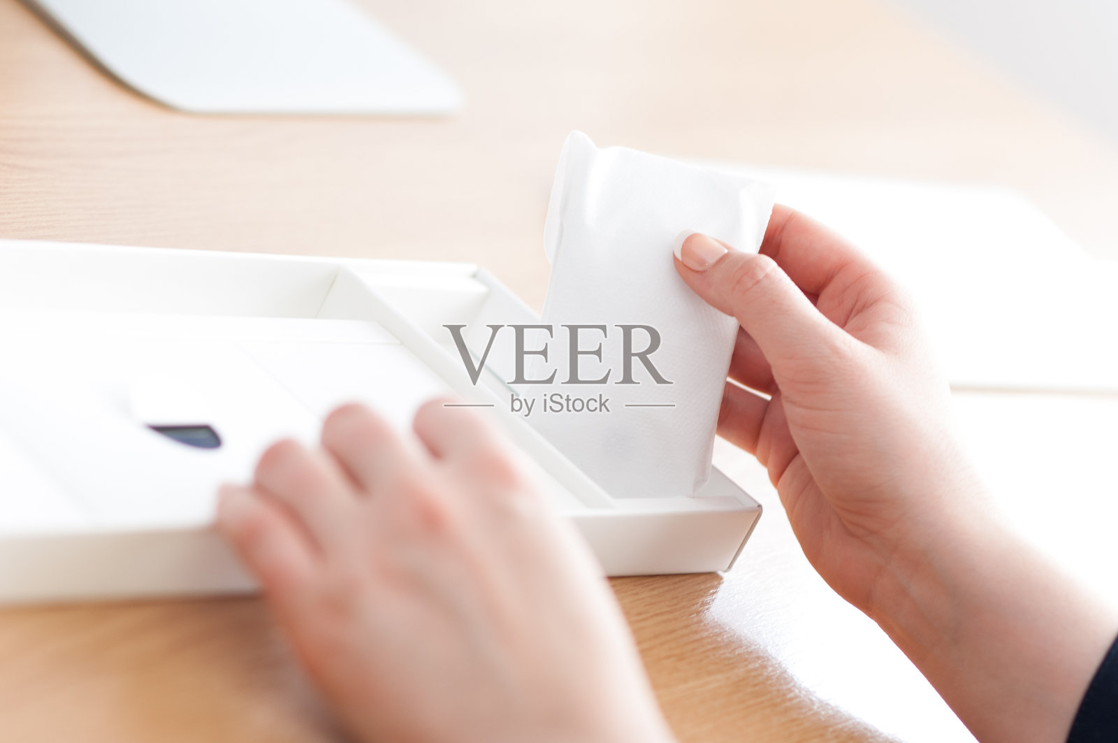 女人正在拆包新的苹果魔术鼠标照片摄影图片