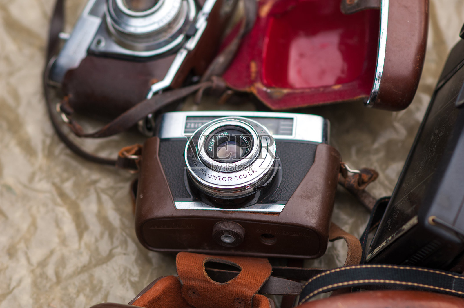 跳蚤市场上的复古相机和皮革盒子照片摄影图片