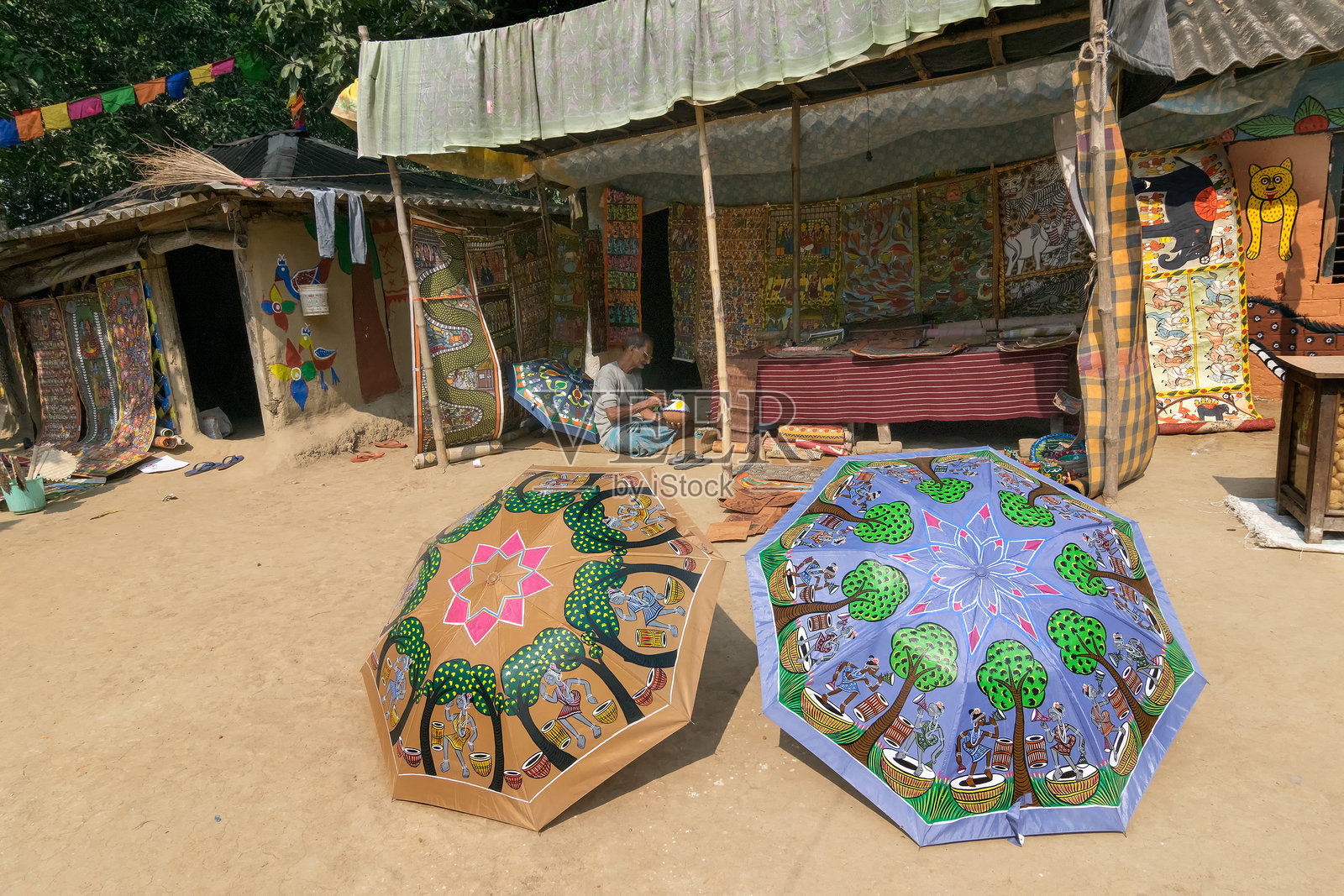 印度西孟加拉邦平拉村出售的五彩手工艺品照片摄影图片