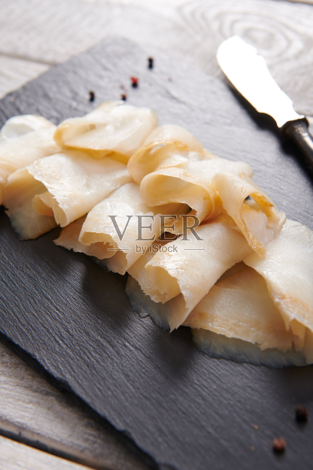 美味的烟熏比目鱼片特写照片摄影图片