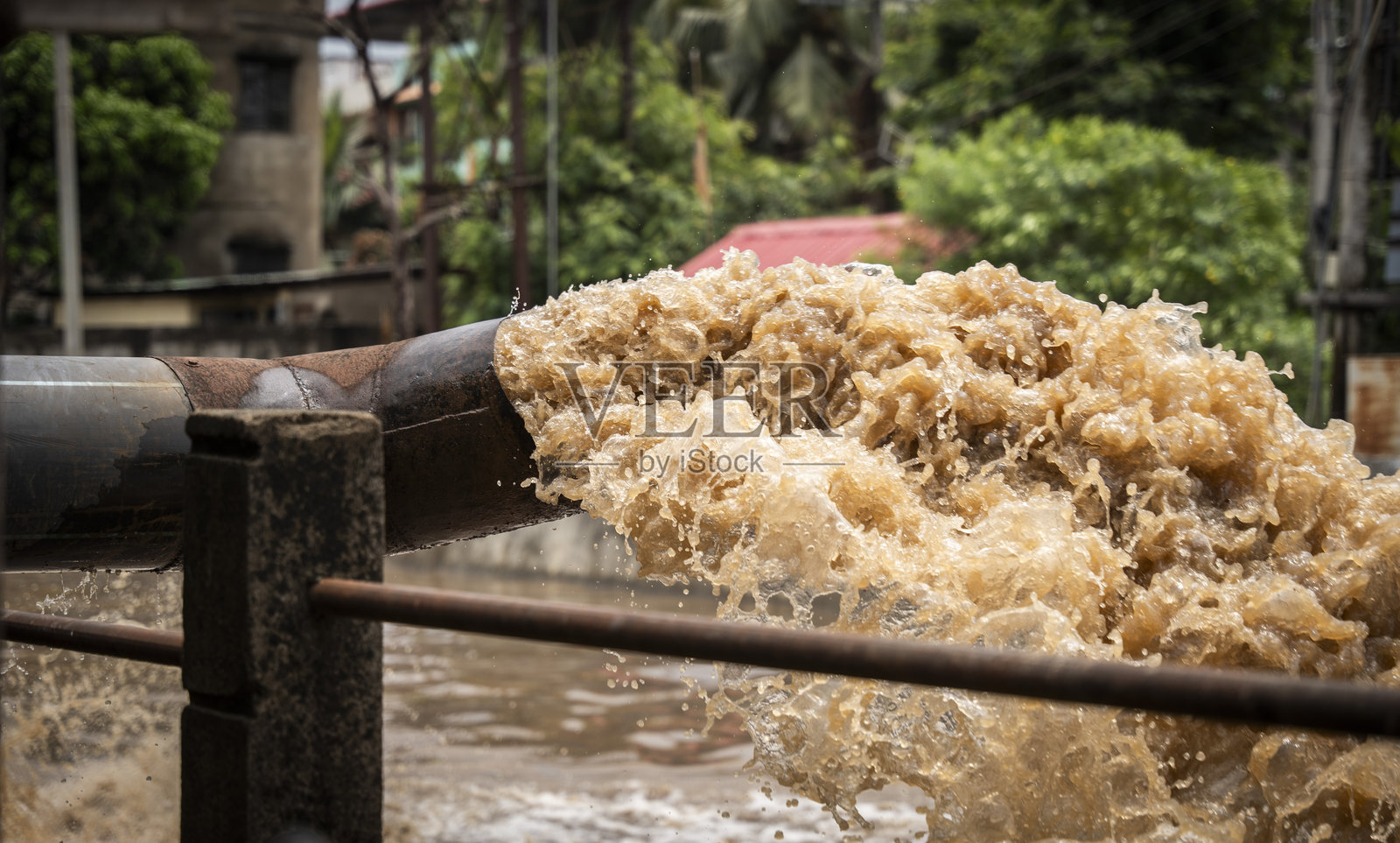 印度大雨后水淹街道照片摄影图片