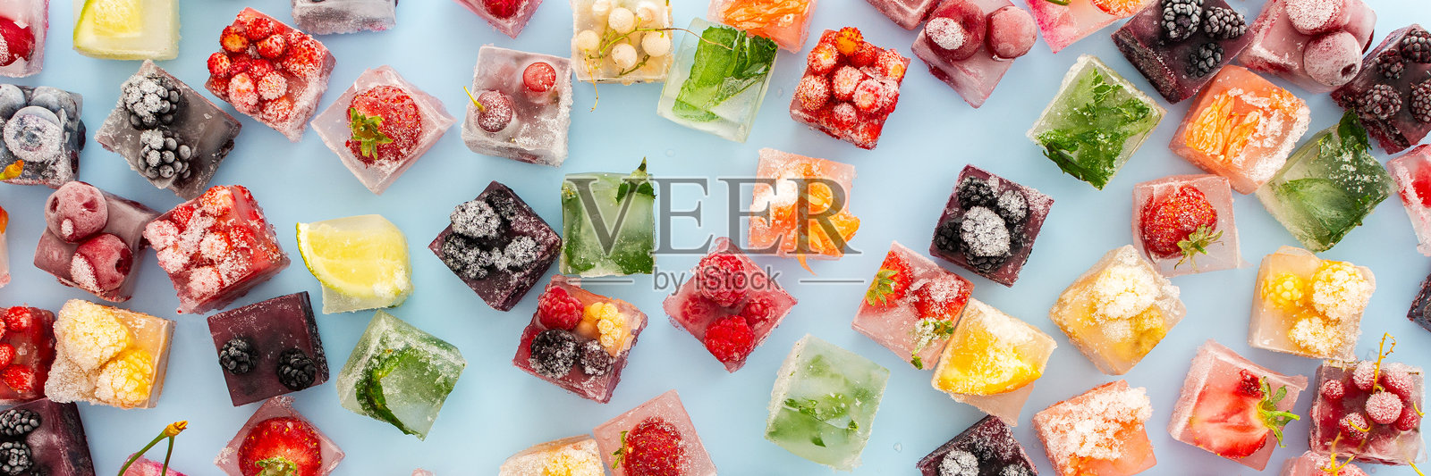 冰块中夹杂着冷冻浆果和水果照片摄影图片