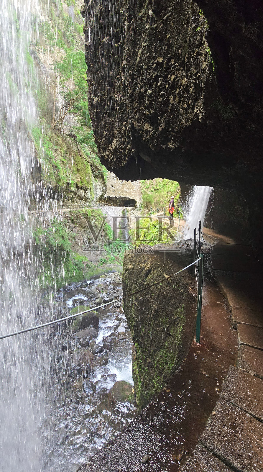 在马德拉的莫伊纽水道下的步道照片摄影图片