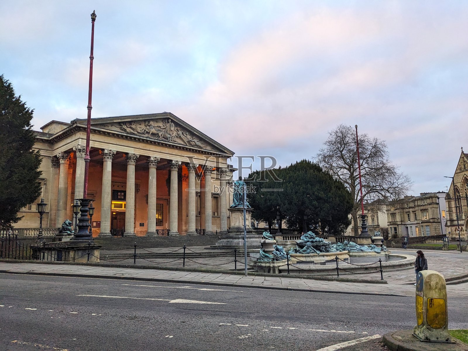 布里斯托大学的历史建筑和雕像在阴云密布的日子里照片摄影图片