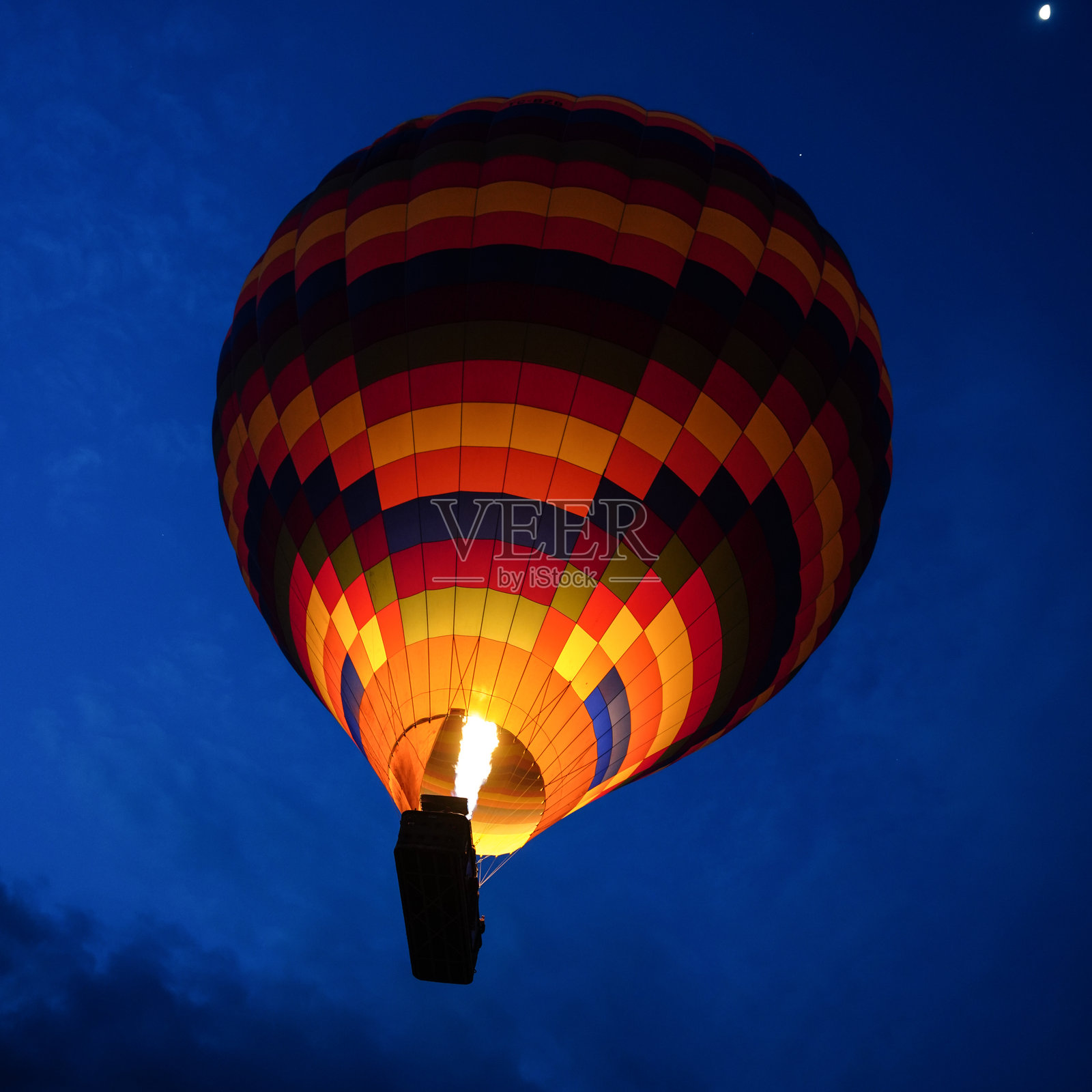 土耳其内夫谢希尔的卡帕多奇亚热气球照片摄影图片