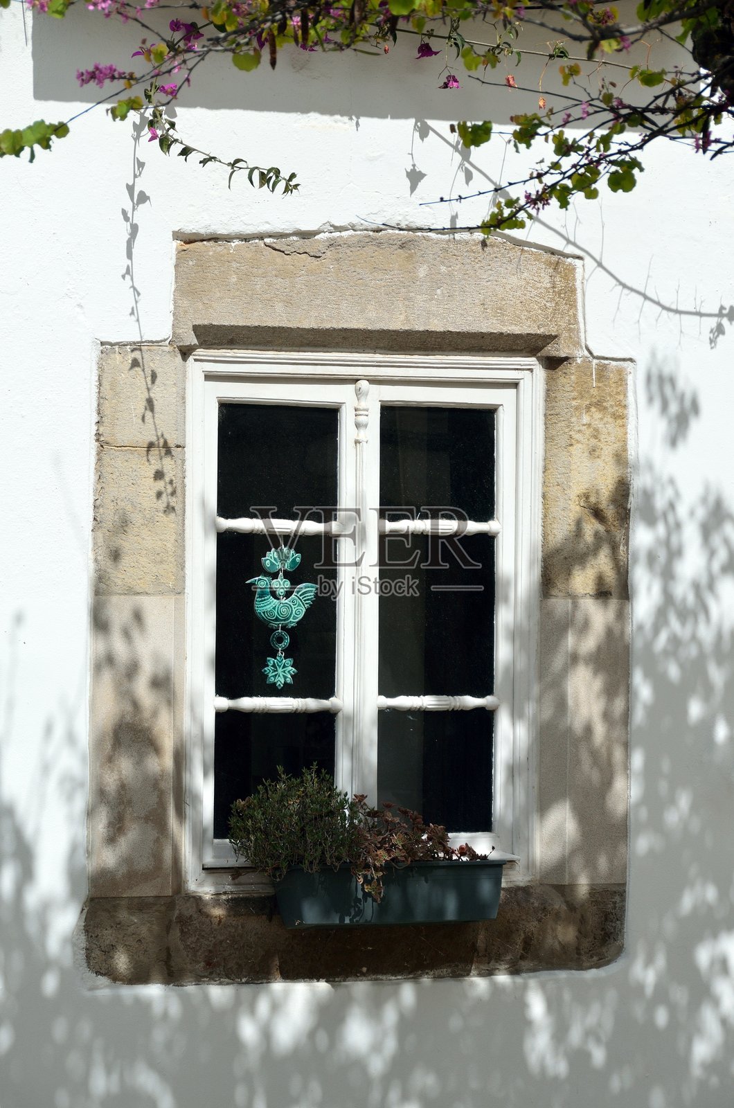 葡萄牙阿尔加维塔维拉的一扇窗户细节。照片摄影图片